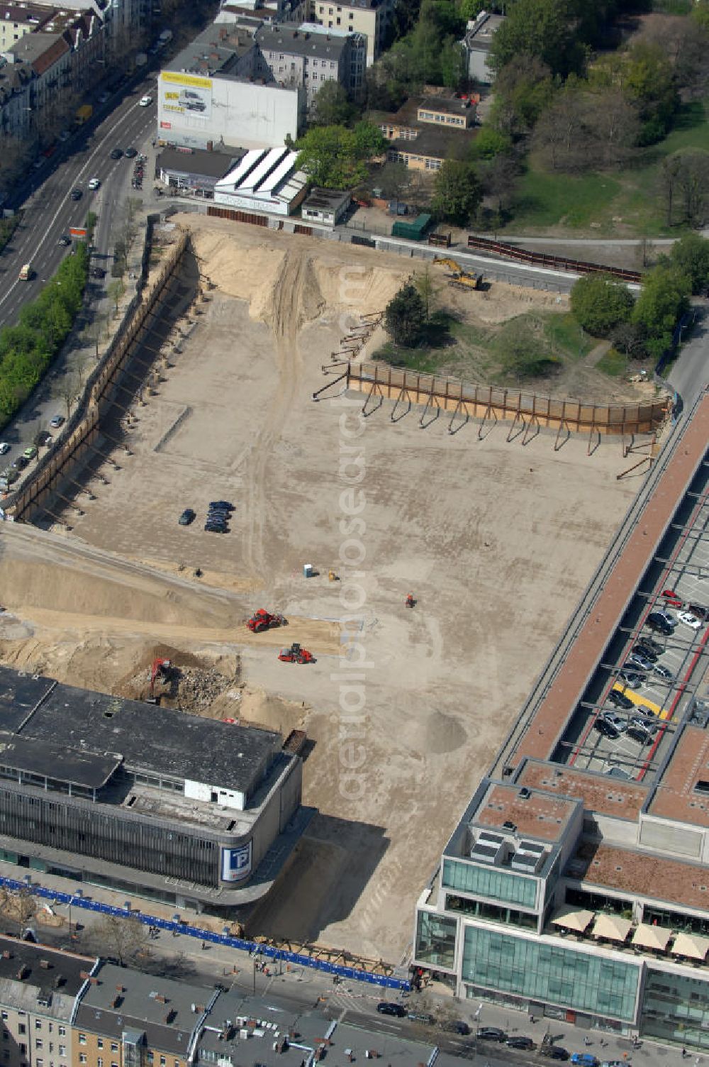 Aerial image Berlin - Blick auf das Baufeld Einkaufszentrum Boulevard Berlin. Das Baufeld wird im Osten durch die Schlossstraße, im Süden durch die Schildhornstraße, im Westen durch die Lepsius- straße bzw. den Harry-Breslau-Park und im Norden durch die Markelstraße begrenzt. Das ehemalige Wertheimgebäude steht unter Denkmalschutz. Daher sind Teile der Baukonstruktion und der Fassade zu erhalten und in das geplante Ensemble zu integrieren. Ausführendes Bauunternehmen ist die BAM Deutschland.