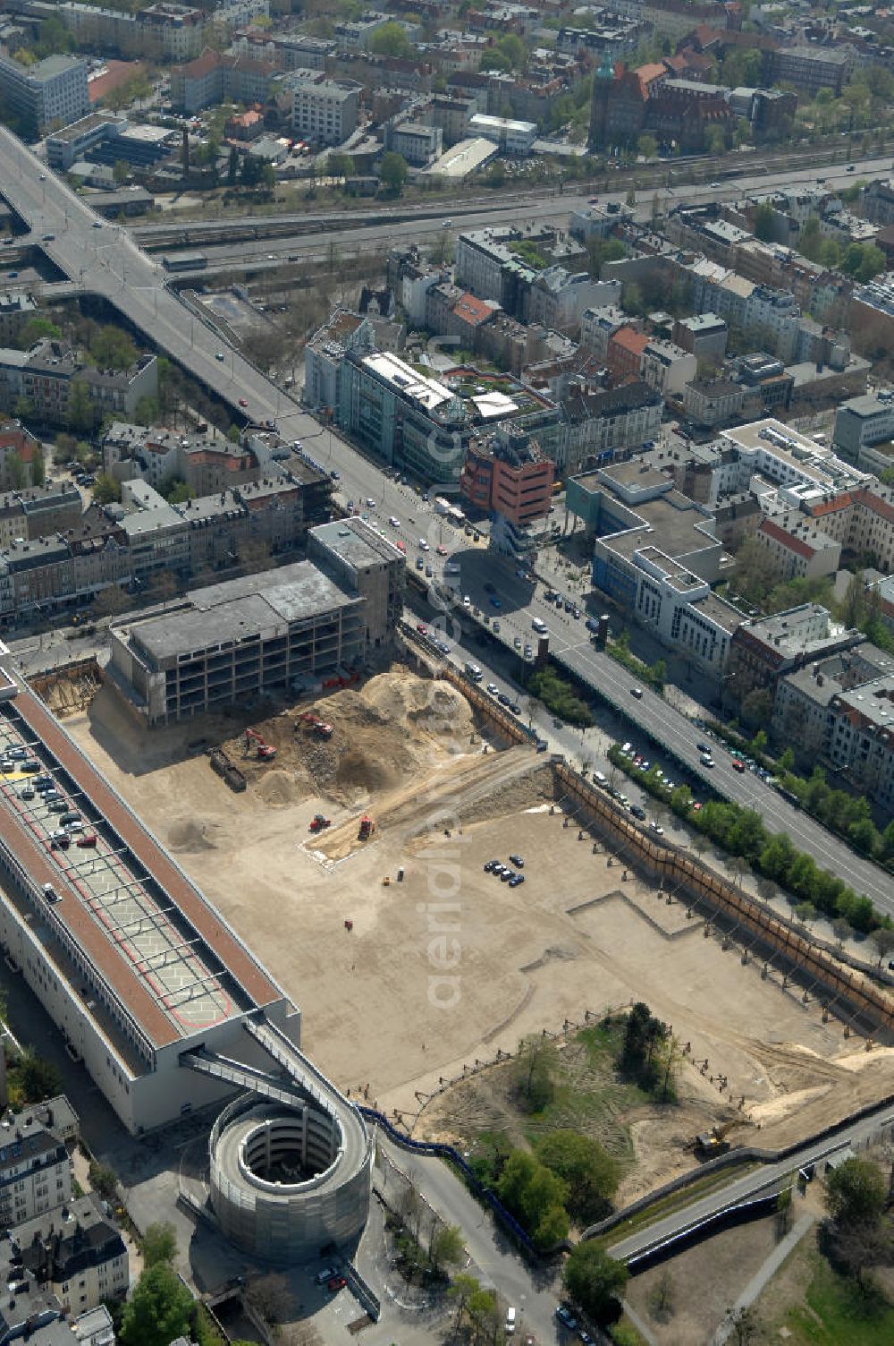 Aerial photograph Berlin - Blick auf das Baufeld Einkaufszentrum Boulevard Berlin. Das Baufeld wird im Osten durch die Schlossstraße, im Süden durch die Schildhornstraße, im Westen durch die Lepsius- straße bzw. den Harry-Breslau-Park und im Norden durch die Markelstraße begrenzt. Das ehemalige Wertheimgebäude steht unter Denkmalschutz. Daher sind Teile der Baukonstruktion und der Fassade zu erhalten und in das geplante Ensemble zu integrieren. Ausführendes Bauunternehmen ist die BAM Deutschland.