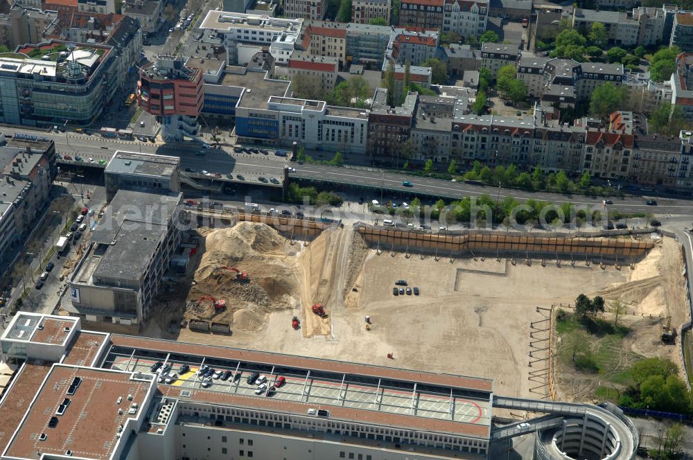 Berlin from above - Blick auf das Baufeld Einkaufszentrum Boulevard Berlin. Das Baufeld wird im Osten durch die Schlossstraße, im Süden durch die Schildhornstraße, im Westen durch die Lepsius- straße bzw. den Harry-Breslau-Park und im Norden durch die Markelstraße begrenzt. Das ehemalige Wertheimgebäude steht unter Denkmalschutz. Daher sind Teile der Baukonstruktion und der Fassade zu erhalten und in das geplante Ensemble zu integrieren. Ausführendes Bauunternehmen ist die BAM Deutschland.