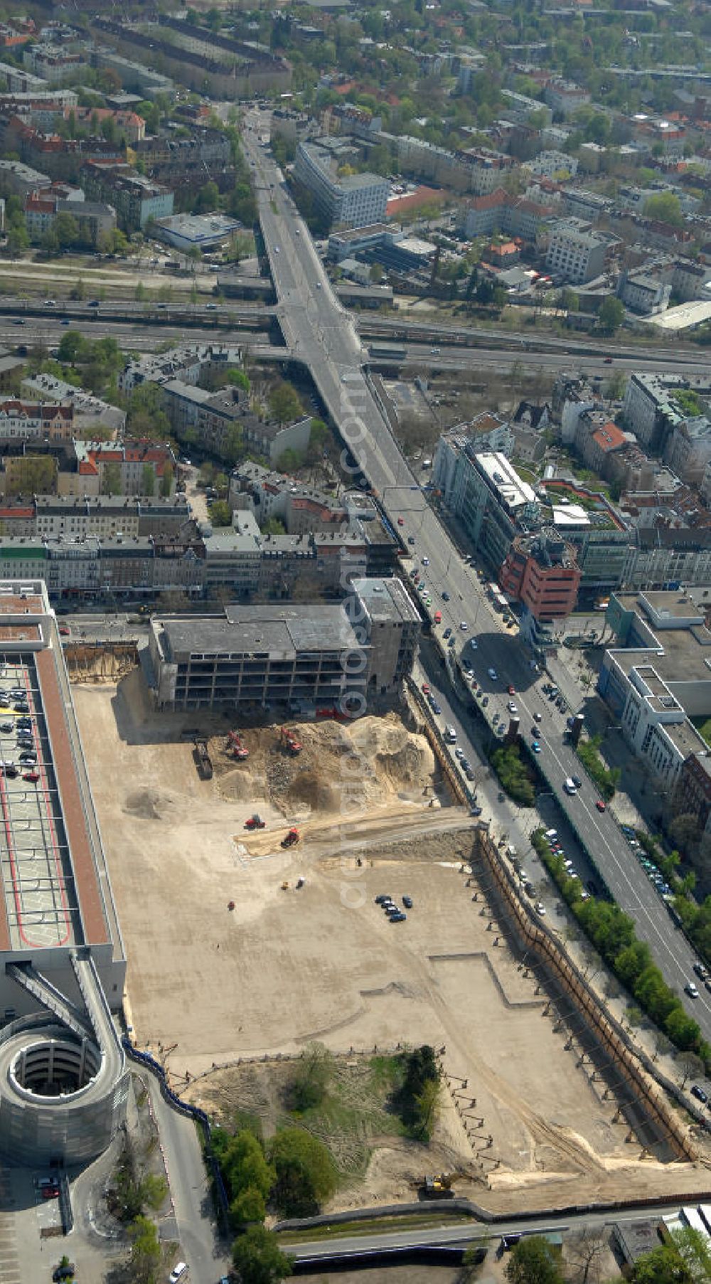 Aerial image Berlin - Blick auf das Baufeld Einkaufszentrum Boulevard Berlin. Das Baufeld wird im Osten durch die Schlossstraße, im Süden durch die Schildhornstraße, im Westen durch die Lepsius- straße bzw. den Harry-Breslau-Park und im Norden durch die Markelstraße begrenzt. Das ehemalige Wertheimgebäude steht unter Denkmalschutz. Daher sind Teile der Baukonstruktion und der Fassade zu erhalten und in das geplante Ensemble zu integrieren. Ausführendes Bauunternehmen ist die BAM Deutschland.