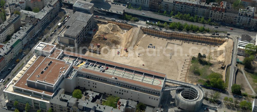 Aerial photograph Berlin - Blick auf das Baufeld Einkaufszentrum Boulevard Berlin. Das Baufeld wird im Osten durch die Schlossstraße, im Süden durch die Schildhornstraße, im Westen durch die Lepsius- straße bzw. den Harry-Breslau-Park und im Norden durch die Markelstraße begrenzt. Das ehemalige Wertheimgebäude steht unter Denkmalschutz. Daher sind Teile der Baukonstruktion und der Fassade zu erhalten und in das geplante Ensemble zu integrieren. Ausführendes Bauunternehmen ist die BAM Deutschland.