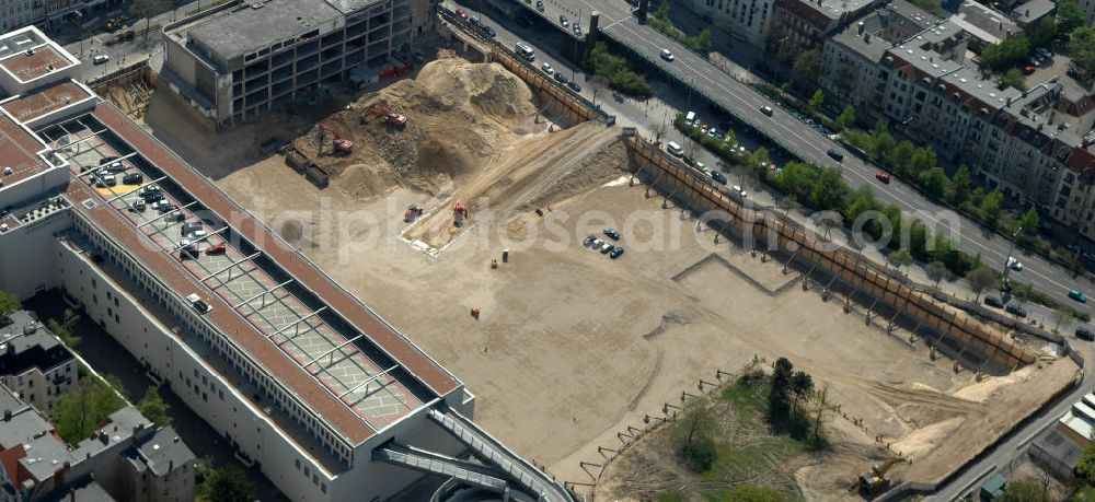 Berlin from above - Blick auf das Baufeld Einkaufszentrum Boulevard Berlin. Das Baufeld wird im Osten durch die Schlossstraße, im Süden durch die Schildhornstraße, im Westen durch die Lepsius- straße bzw. den Harry-Breslau-Park und im Norden durch die Markelstraße begrenzt. Das ehemalige Wertheimgebäude steht unter Denkmalschutz. Daher sind Teile der Baukonstruktion und der Fassade zu erhalten und in das geplante Ensemble zu integrieren. Ausführendes Bauunternehmen ist die BAM Deutschland.