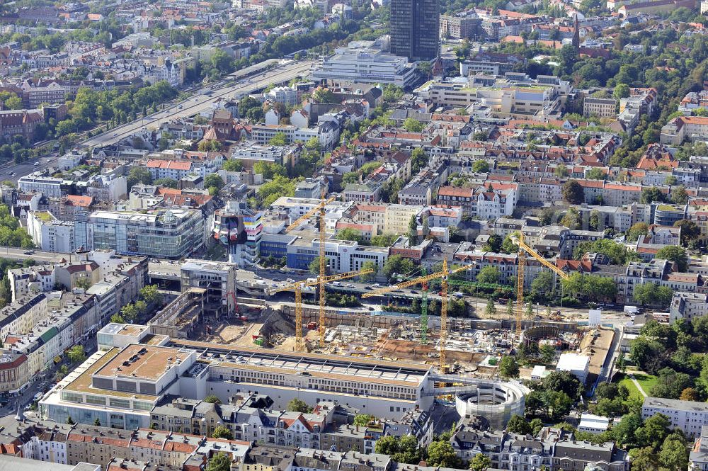 Berlin from above - Blick auf das Baufeld Einkaufszentrum Boulevard Berlin. Das Baufeld wird im Osten durch die Schlossstraße, im Süden durch die Schildhornstraße, im Westen durch die Lepsius- straße bzw. den Harry-Breslau-Park und im Norden durch die Markelstraße begrenzt. Das ehemalige Wertheimgebäude steht unter Denkmalschutz. Daher sind Teile der Baukonstruktion und der Fassade zu erhalten und in das geplante Ensemble zu integrieren. Ausführendes Bauunternehmen ist die BAM Deutschland.