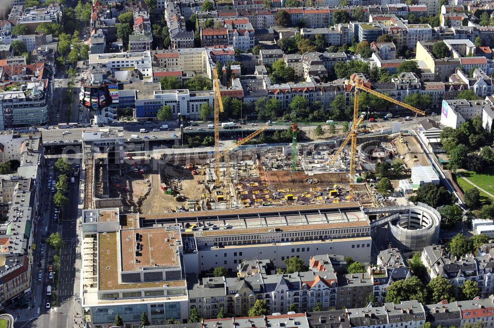 Berlin from the bird's eye view: Blick auf das Baufeld Einkaufszentrum Boulevard Berlin. Das Baufeld wird im Osten durch die Schlossstraße, im Süden durch die Schildhornstraße, im Westen durch die Lepsius- straße bzw. den Harry-Breslau-Park und im Norden durch die Markelstraße begrenzt. Das ehemalige Wertheimgebäude steht unter Denkmalschutz. Daher sind Teile der Baukonstruktion und der Fassade zu erhalten und in das geplante Ensemble zu integrieren. Ausführendes Bauunternehmen ist die BAM Deutschland.