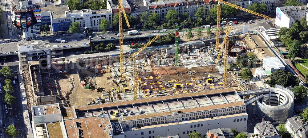 Aerial image Berlin - Blick auf das Baufeld Einkaufszentrum Boulevard Berlin. Das Baufeld wird im Osten durch die Schlossstraße, im Süden durch die Schildhornstraße, im Westen durch die Lepsius- straße bzw. den Harry-Breslau-Park und im Norden durch die Markelstraße begrenzt. Das ehemalige Wertheimgebäude steht unter Denkmalschutz. Daher sind Teile der Baukonstruktion und der Fassade zu erhalten und in das geplante Ensemble zu integrieren. Ausführendes Bauunternehmen ist die BAM Deutschland.