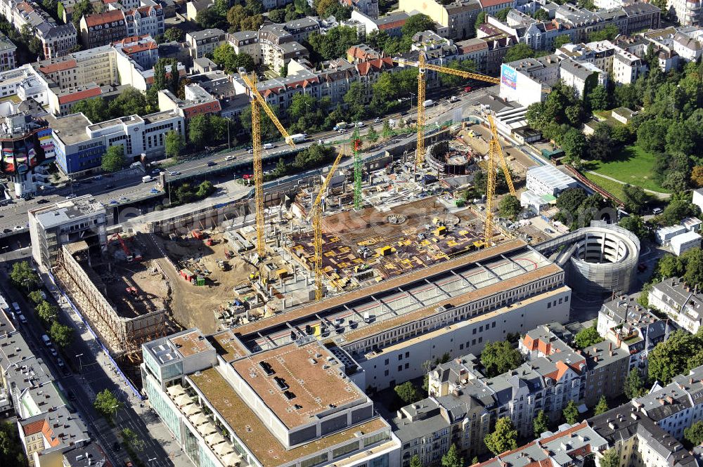 Berlin from above - Blick auf das Baufeld Einkaufszentrum Boulevard Berlin. Das Baufeld wird im Osten durch die Schlossstraße, im Süden durch die Schildhornstraße, im Westen durch die Lepsius- straße bzw. den Harry-Breslau-Park und im Norden durch die Markelstraße begrenzt. Das ehemalige Wertheimgebäude steht unter Denkmalschutz. Daher sind Teile der Baukonstruktion und der Fassade zu erhalten und in das geplante Ensemble zu integrieren. Ausführendes Bauunternehmen ist die BAM Deutschland.