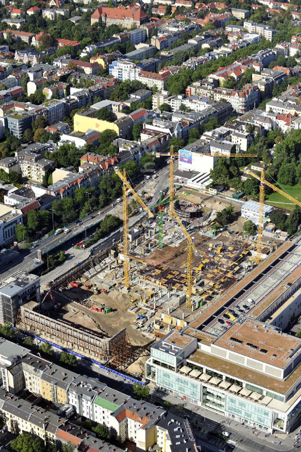 Berlin from the bird's eye view: Blick auf das Baufeld Einkaufszentrum Boulevard Berlin. Das Baufeld wird im Osten durch die Schlossstraße, im Süden durch die Schildhornstraße, im Westen durch die Lepsius- straße bzw. den Harry-Breslau-Park und im Norden durch die Markelstraße begrenzt. Das ehemalige Wertheimgebäude steht unter Denkmalschutz. Daher sind Teile der Baukonstruktion und der Fassade zu erhalten und in das geplante Ensemble zu integrieren. Ausführendes Bauunternehmen ist die BAM Deutschland.