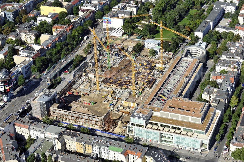 Aerial image Berlin - Blick auf das Baufeld Einkaufszentrum Boulevard Berlin. Das Baufeld wird im Osten durch die Schlossstraße, im Süden durch die Schildhornstraße, im Westen durch die Lepsius- straße bzw. den Harry-Breslau-Park und im Norden durch die Markelstraße begrenzt. Das ehemalige Wertheimgebäude steht unter Denkmalschutz. Daher sind Teile der Baukonstruktion und der Fassade zu erhalten und in das geplante Ensemble zu integrieren. Ausführendes Bauunternehmen ist die BAM Deutschland.