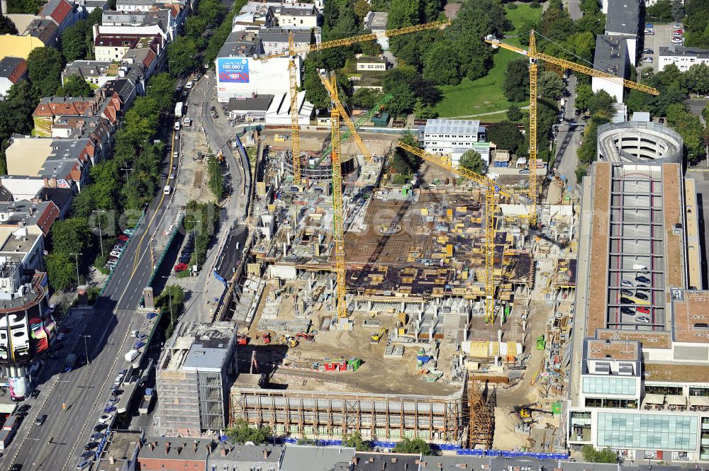 Aerial photograph Berlin - Blick auf das Baufeld Einkaufszentrum Boulevard Berlin. Das Baufeld wird im Osten durch die Schlossstraße, im Süden durch die Schildhornstraße, im Westen durch die Lepsius- straße bzw. den Harry-Breslau-Park und im Norden durch die Markelstraße begrenzt. Das ehemalige Wertheimgebäude steht unter Denkmalschutz. Daher sind Teile der Baukonstruktion und der Fassade zu erhalten und in das geplante Ensemble zu integrieren. Ausführendes Bauunternehmen ist die BAM Deutschland.