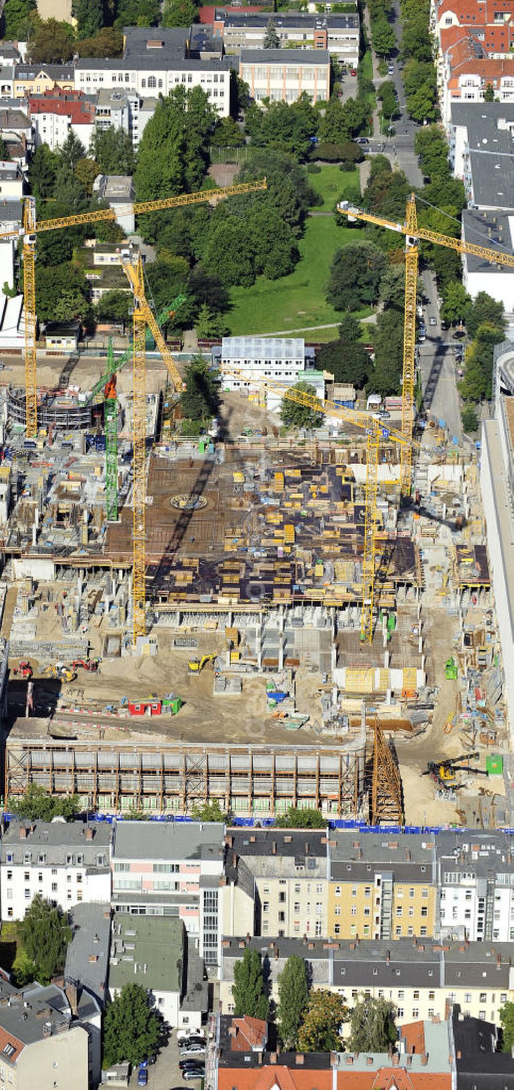 Berlin from above - Blick auf das Baufeld Einkaufszentrum Boulevard Berlin. Das Baufeld wird im Osten durch die Schlossstraße, im Süden durch die Schildhornstraße, im Westen durch die Lepsius- straße bzw. den Harry-Breslau-Park und im Norden durch die Markelstraße begrenzt. Das ehemalige Wertheimgebäude steht unter Denkmalschutz. Daher sind Teile der Baukonstruktion und der Fassade zu erhalten und in das geplante Ensemble zu integrieren. Ausführendes Bauunternehmen ist die BAM Deutschland.