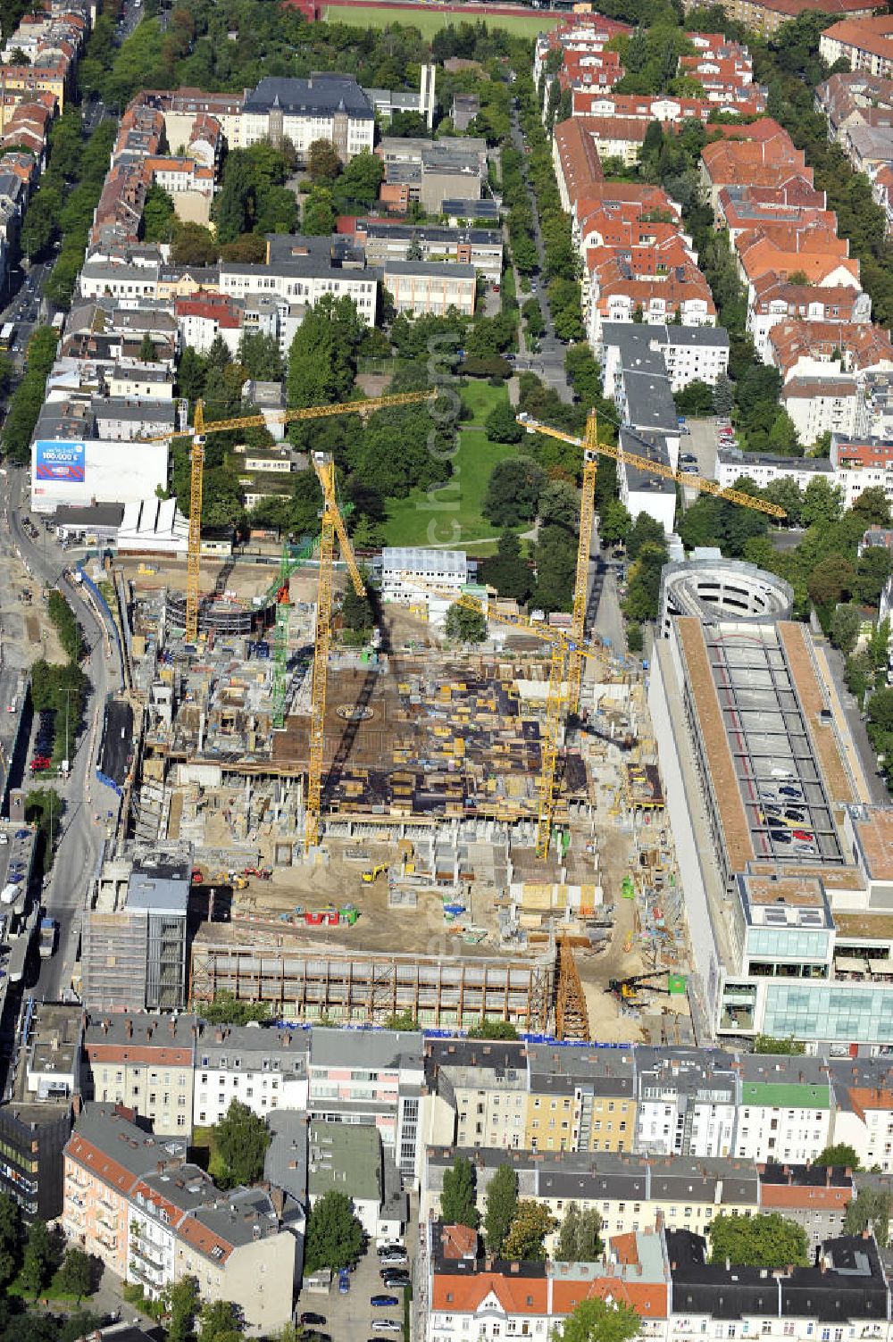 Berlin from the bird's eye view: Blick auf das Baufeld Einkaufszentrum Boulevard Berlin. Das Baufeld wird im Osten durch die Schlossstraße, im Süden durch die Schildhornstraße, im Westen durch die Lepsius- straße bzw. den Harry-Breslau-Park und im Norden durch die Markelstraße begrenzt. Das ehemalige Wertheimgebäude steht unter Denkmalschutz. Daher sind Teile der Baukonstruktion und der Fassade zu erhalten und in das geplante Ensemble zu integrieren. Ausführendes Bauunternehmen ist die BAM Deutschland.