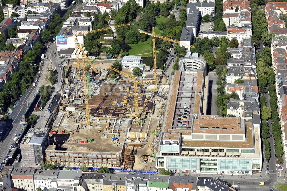 Aerial image Berlin - Blick auf das Baufeld Einkaufszentrum Boulevard Berlin. Das Baufeld wird im Osten durch die Schlossstraße, im Süden durch die Schildhornstraße, im Westen durch die Lepsius- straße bzw. den Harry-Breslau-Park und im Norden durch die Markelstraße begrenzt. Das ehemalige Wertheimgebäude steht unter Denkmalschutz. Daher sind Teile der Baukonstruktion und der Fassade zu erhalten und in das geplante Ensemble zu integrieren. Ausführendes Bauunternehmen ist die BAM Deutschland.