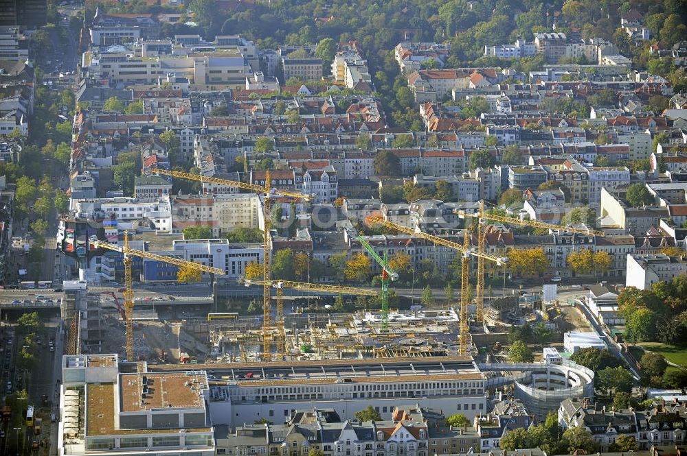 Berlin from the bird's eye view: Blick auf das Baufeld Einkaufszentrum Boulevard Berlin. Das Baufeld wird im Osten durch die Schlossstraße, im Süden durch die Schildhornstraße, im Westen durch die Lepsius- straße bzw. den Harry-Breslau-Park und im Norden durch die Markelstraße begrenzt. Das ehemalige Wertheimgebäude steht unter Denkmalschutz. Daher sind Teile der Baukonstruktion und der Fassade zu erhalten und in das geplante Ensemble zu integrieren. Ausführendes Bauunternehmen ist die BAM Deutschland. View of the construction site of the shopping center Boulevard Berlin.