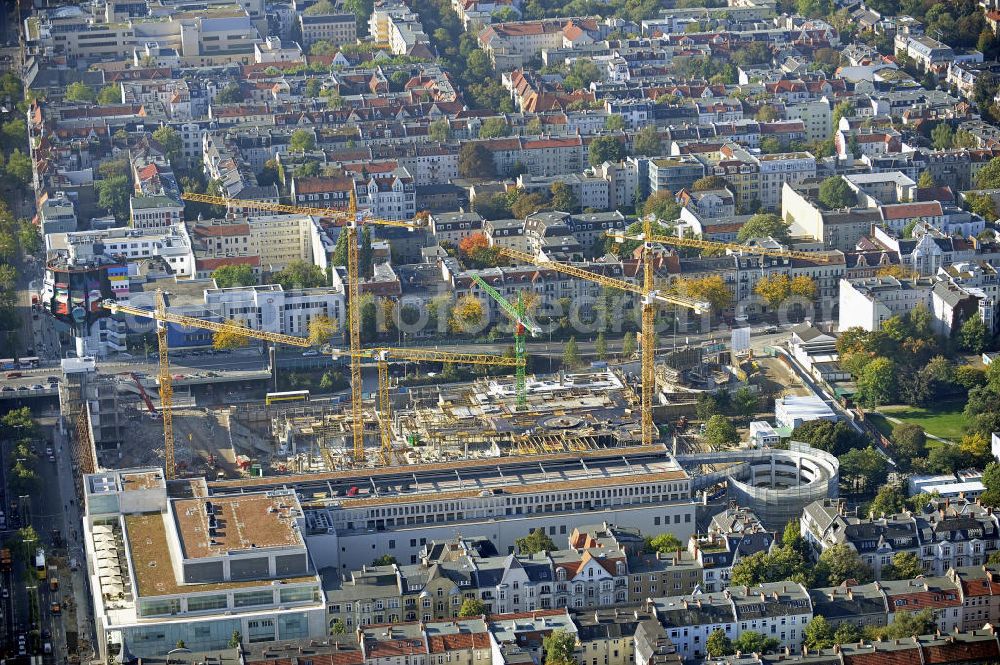 Aerial image Berlin - Blick auf das Baufeld Einkaufszentrum Boulevard Berlin. Das Baufeld wird im Osten durch die Schlossstraße, im Süden durch die Schildhornstraße, im Westen durch die Lepsius- straße bzw. den Harry-Breslau-Park und im Norden durch die Markelstraße begrenzt. Das ehemalige Wertheimgebäude steht unter Denkmalschutz. Daher sind Teile der Baukonstruktion und der Fassade zu erhalten und in das geplante Ensemble zu integrieren. Ausführendes Bauunternehmen ist die BAM Deutschland. View of the construction site of the shopping center Boulevard Berlin.