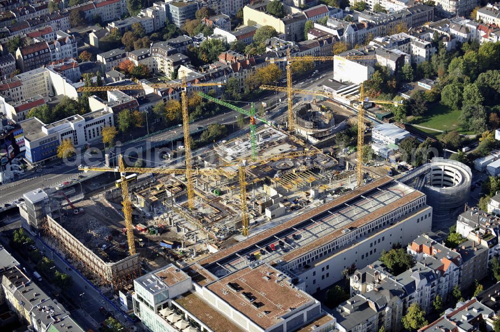 Aerial photograph Berlin - Blick auf das Baufeld Einkaufszentrum Boulevard Berlin. Das Baufeld wird im Osten durch die Schlossstraße, im Süden durch die Schildhornstraße, im Westen durch die Lepsius- straße bzw. den Harry-Breslau-Park und im Norden durch die Markelstraße begrenzt. Das ehemalige Wertheimgebäude steht unter Denkmalschutz. Daher sind Teile der Baukonstruktion und der Fassade zu erhalten und in das geplante Ensemble zu integrieren. Ausführendes Bauunternehmen ist die BAM Deutschland. View of the construction site of the shopping center Boulevard Berlin.