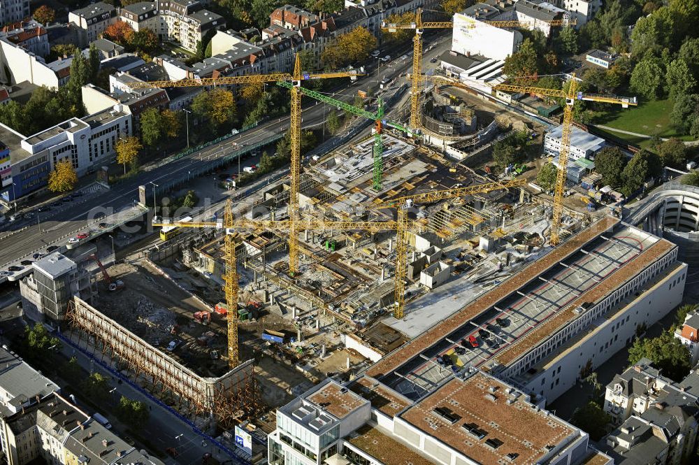 Berlin from above - Blick auf das Baufeld Einkaufszentrum Boulevard Berlin. Das Baufeld wird im Osten durch die Schlossstraße, im Süden durch die Schildhornstraße, im Westen durch die Lepsius- straße bzw. den Harry-Breslau-Park und im Norden durch die Markelstraße begrenzt. Das ehemalige Wertheimgebäude steht unter Denkmalschutz. Daher sind Teile der Baukonstruktion und der Fassade zu erhalten und in das geplante Ensemble zu integrieren. Ausführendes Bauunternehmen ist die BAM Deutschland. View of the construction site of the shopping center Boulevard Berlin.