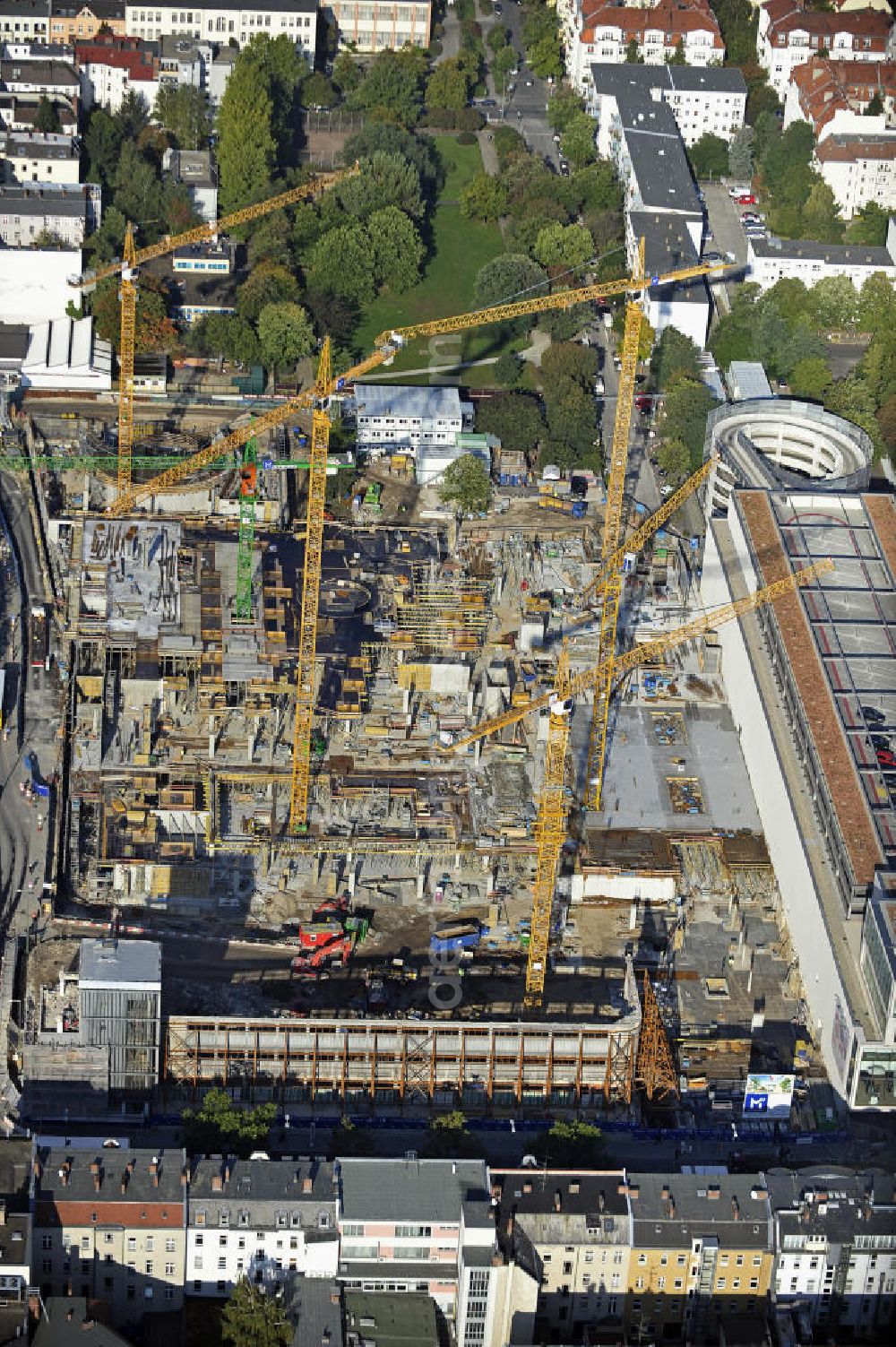 Aerial image Berlin - Blick auf das Baufeld Einkaufszentrum Boulevard Berlin. Das Baufeld wird im Osten durch die Schlossstraße, im Süden durch die Schildhornstraße, im Westen durch die Lepsius- straße bzw. den Harry-Breslau-Park und im Norden durch die Markelstraße begrenzt. Das ehemalige Wertheimgebäude steht unter Denkmalschutz. Daher sind Teile der Baukonstruktion und der Fassade zu erhalten und in das geplante Ensemble zu integrieren. Ausführendes Bauunternehmen ist die BAM Deutschland. View of the construction site of the shopping center Boulevard Berlin.