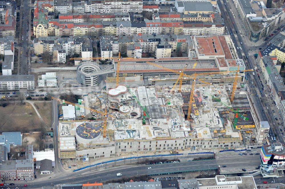 Aerial photograph Berlin Steglitz - Blick auf das Baufeld Einkaufszentrum Boulevard Berlin. Das Baufeld wird im Osten durch die Schlossstraße, im Süden durch die Schildhornstraße, im Westen durch die Lepsius- straße bzw. den Harry-Breslau-Park und im Norden durch die Markelstraße begrenzt. Das ehemalige Wertheimgebäude steht unter Denkmalschutz. Daher sind Teile der Baukonstruktion und der Fassade zu erhalten und in das geplante Ensemble zu integrieren. Ausführendes Bauunternehmen ist die BAM Deutschland.