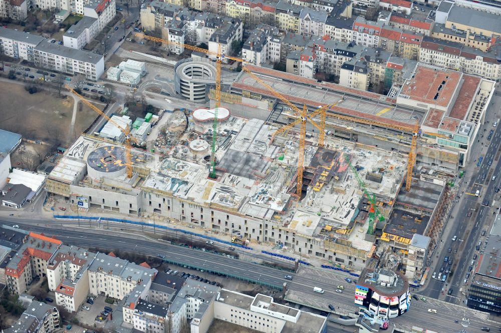 Berlin Steglitz from above - Blick auf das Baufeld Einkaufszentrum Boulevard Berlin. Das Baufeld wird im Osten durch die Schlossstraße, im Süden durch die Schildhornstraße, im Westen durch die Lepsius- straße bzw. den Harry-Breslau-Park und im Norden durch die Markelstraße begrenzt. Das ehemalige Wertheimgebäude steht unter Denkmalschutz. Daher sind Teile der Baukonstruktion und der Fassade zu erhalten und in das geplante Ensemble zu integrieren. Ausführendes Bauunternehmen ist die BAM Deutschland.