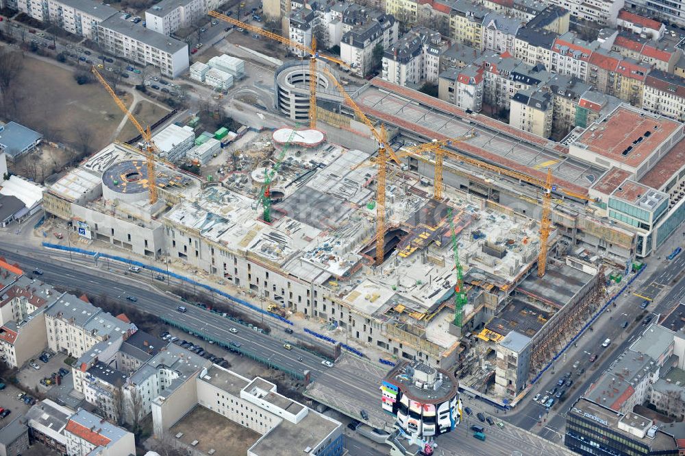 Berlin Steglitz from the bird's eye view: Blick auf das Baufeld Einkaufszentrum Boulevard Berlin. Das Baufeld wird im Osten durch die Schlossstraße, im Süden durch die Schildhornstraße, im Westen durch die Lepsius- straße bzw. den Harry-Breslau-Park und im Norden durch die Markelstraße begrenzt. Das ehemalige Wertheimgebäude steht unter Denkmalschutz. Daher sind Teile der Baukonstruktion und der Fassade zu erhalten und in das geplante Ensemble zu integrieren. Ausführendes Bauunternehmen ist die BAM Deutschland.