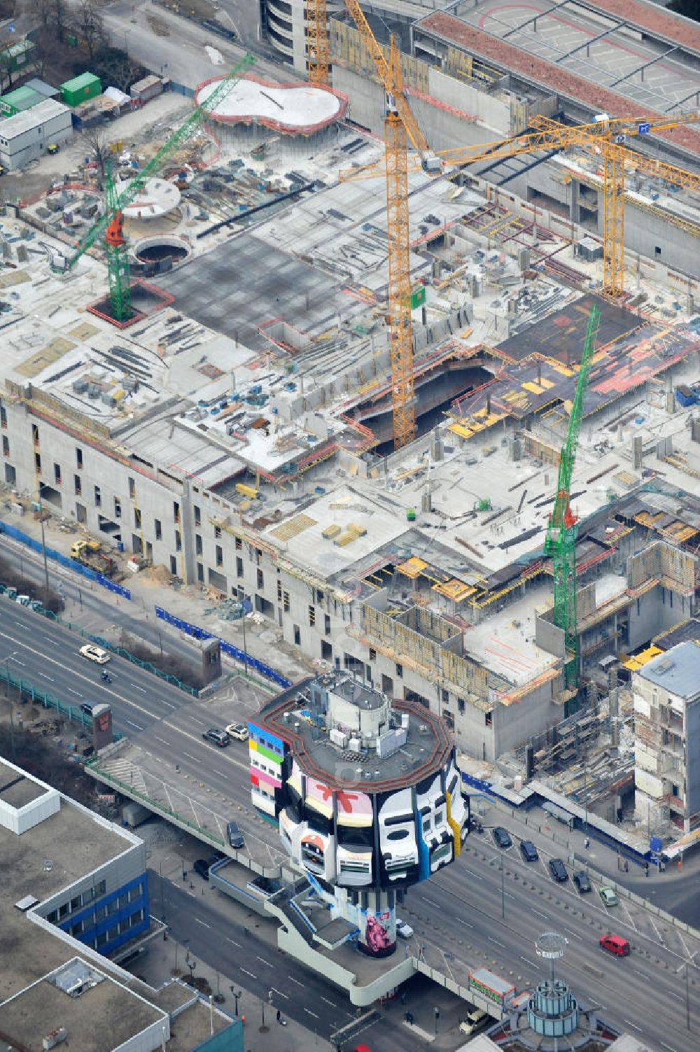 Aerial image Berlin Steglitz - Blick auf das Baufeld Einkaufszentrum Boulevard Berlin. Das Baufeld wird im Osten durch die Schlossstraße, im Süden durch die Schildhornstraße, im Westen durch die Lepsius- straße bzw. den Harry-Breslau-Park und im Norden durch die Markelstraße begrenzt. Das ehemalige Wertheimgebäude steht unter Denkmalschutz. Daher sind Teile der Baukonstruktion und der Fassade zu erhalten und in das geplante Ensemble zu integrieren. Ausführendes Bauunternehmen ist die BAM Deutschland.