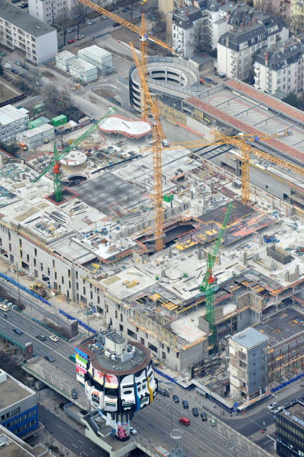 Aerial photograph Berlin Steglitz - Blick auf das Baufeld Einkaufszentrum Boulevard Berlin. Das Baufeld wird im Osten durch die Schlossstraße, im Süden durch die Schildhornstraße, im Westen durch die Lepsius- straße bzw. den Harry-Breslau-Park und im Norden durch die Markelstraße begrenzt. Das ehemalige Wertheimgebäude steht unter Denkmalschutz. Daher sind Teile der Baukonstruktion und der Fassade zu erhalten und in das geplante Ensemble zu integrieren. Ausführendes Bauunternehmen ist die BAM Deutschland.