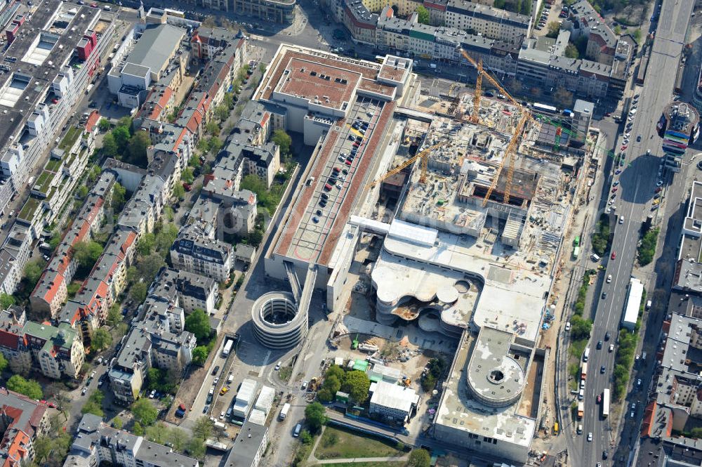 Aerial photograph Berlin - Steglitz - Blick auf das Baufeld Einkaufszentrum Boulevard Berlin. Das Baufeld wird im Osten durch die Schlossstraße, im Süden durch die Schildhornstraße, im Westen durch die Lepsius- straße bzw. den Harry-Breslau-Park und im Norden durch die Markelstraße begrenzt. Das ehemalige Wertheimgebäude steht unter Denkmalschutz. Daher sind Teile der Baukonstruktion und der Fassade zu erhalten und in das geplante Ensemble zu integrieren. Ausführendes Bauunternehmen ist die BAM Deutschland.