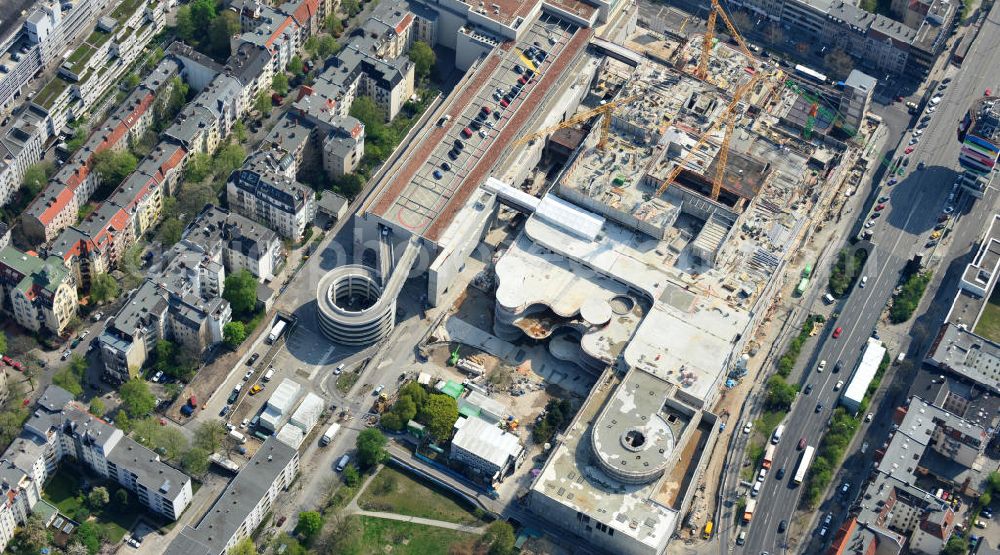 Berlin - Steglitz from above - Blick auf das Baufeld Einkaufszentrum Boulevard Berlin. Das Baufeld wird im Osten durch die Schlossstraße, im Süden durch die Schildhornstraße, im Westen durch die Lepsius- straße bzw. den Harry-Breslau-Park und im Norden durch die Markelstraße begrenzt. Das ehemalige Wertheimgebäude steht unter Denkmalschutz. Daher sind Teile der Baukonstruktion und der Fassade zu erhalten und in das geplante Ensemble zu integrieren. Ausführendes Bauunternehmen ist die BAM Deutschland.