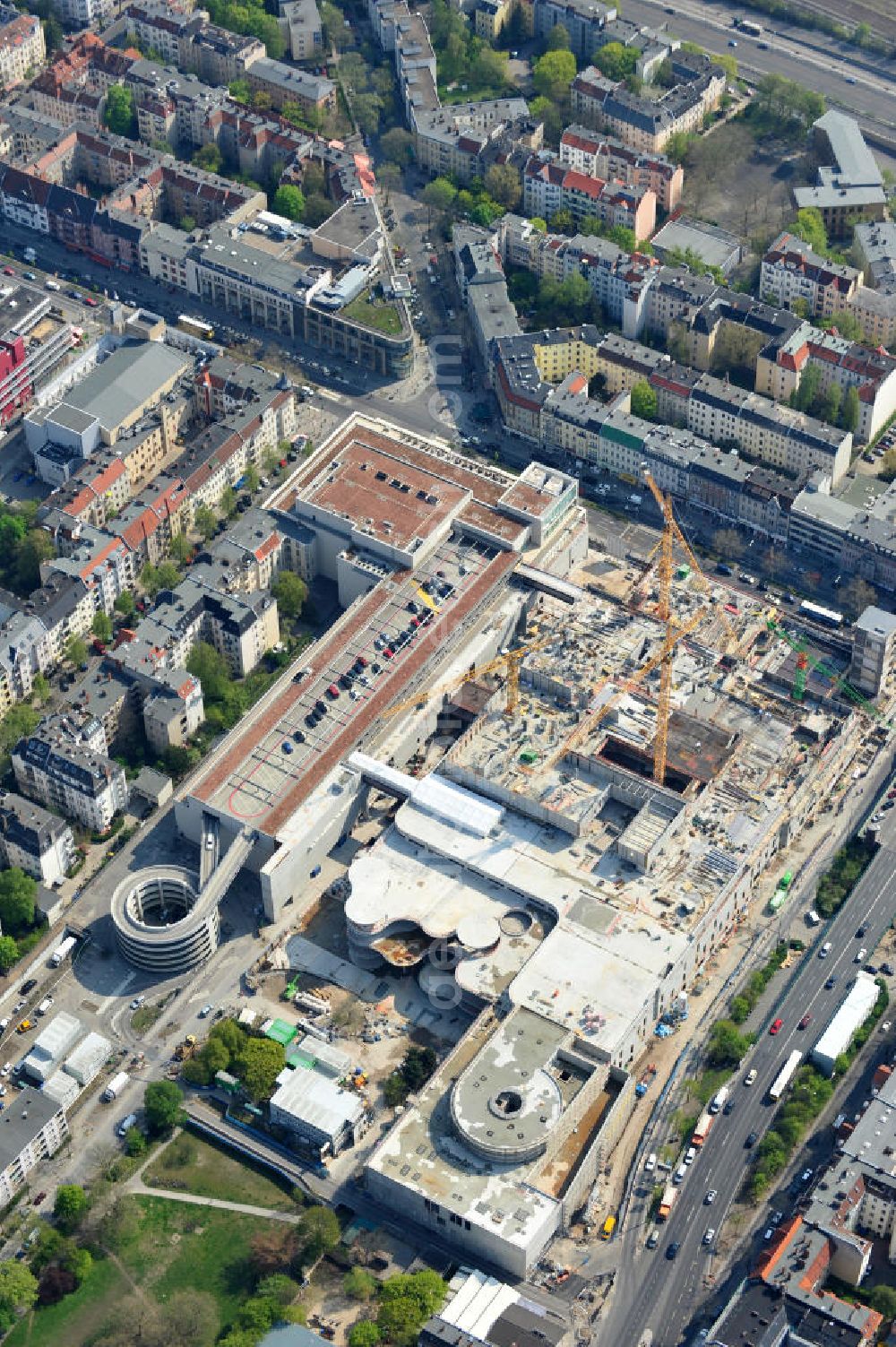 Berlin - Steglitz from the bird's eye view: Blick auf das Baufeld Einkaufszentrum Boulevard Berlin. Das Baufeld wird im Osten durch die Schlossstraße, im Süden durch die Schildhornstraße, im Westen durch die Lepsius- straße bzw. den Harry-Breslau-Park und im Norden durch die Markelstraße begrenzt. Das ehemalige Wertheimgebäude steht unter Denkmalschutz. Daher sind Teile der Baukonstruktion und der Fassade zu erhalten und in das geplante Ensemble zu integrieren. Ausführendes Bauunternehmen ist die BAM Deutschland.