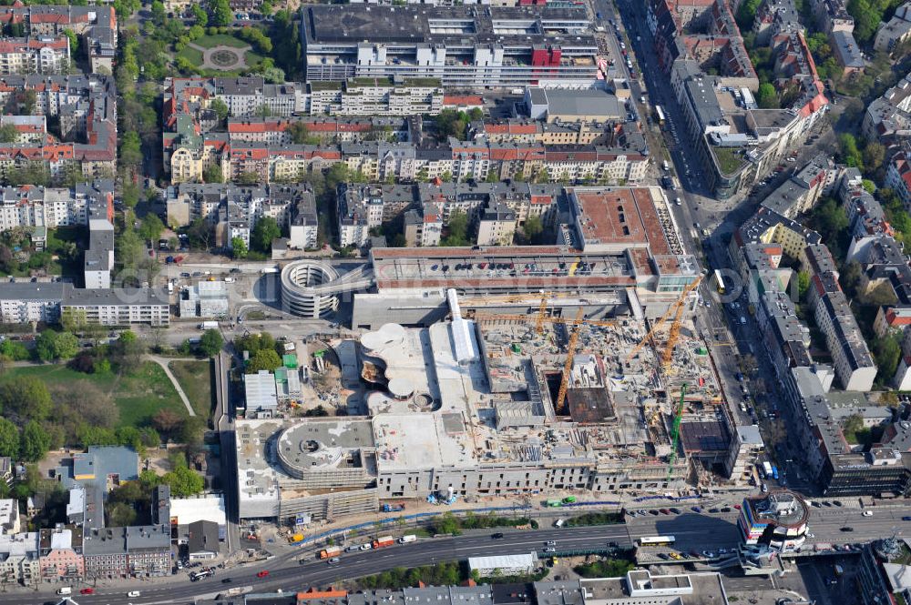 Aerial image Berlin - Steglitz - Blick auf das Baufeld Einkaufszentrum Boulevard Berlin. Das Baufeld wird im Osten durch die Schlossstraße, im Süden durch die Schildhornstraße, im Westen durch die Lepsius- straße bzw. den Harry-Breslau-Park und im Norden durch die Markelstraße begrenzt. Das ehemalige Wertheimgebäude steht unter Denkmalschutz. Daher sind Teile der Baukonstruktion und der Fassade zu erhalten und in das geplante Ensemble zu integrieren. Ausführendes Bauunternehmen ist die BAM Deutschland.