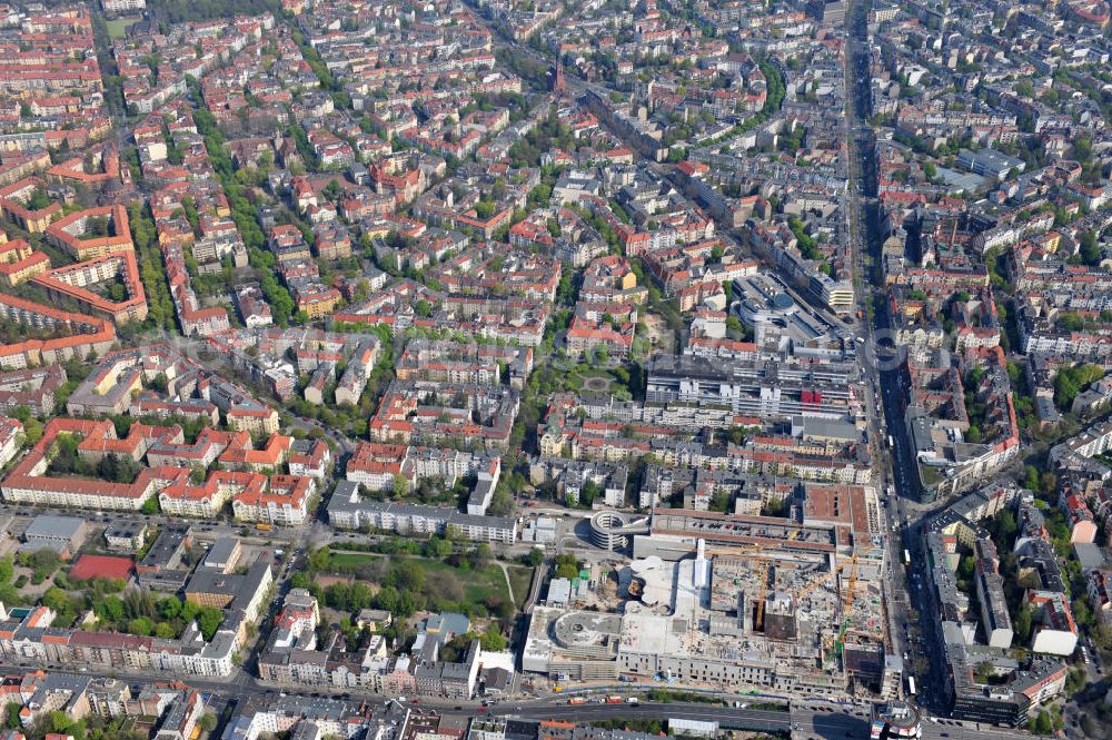 Aerial photograph Berlin - Steglitz - Blick auf das Baufeld Einkaufszentrum Boulevard Berlin. Das Baufeld wird im Osten durch die Schlossstraße, im Süden durch die Schildhornstraße, im Westen durch die Lepsius- straße bzw. den Harry-Breslau-Park und im Norden durch die Markelstraße begrenzt. Das ehemalige Wertheimgebäude steht unter Denkmalschutz. Daher sind Teile der Baukonstruktion und der Fassade zu erhalten und in das geplante Ensemble zu integrieren. Ausführendes Bauunternehmen ist die BAM Deutschland.