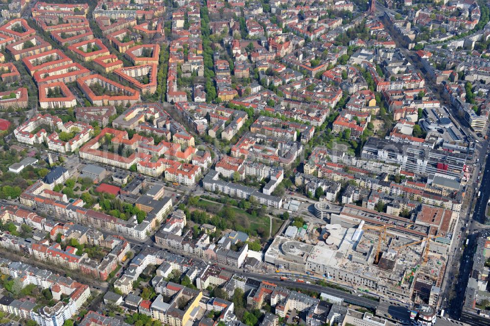 Berlin - Steglitz from above - Blick auf das Baufeld Einkaufszentrum Boulevard Berlin. Das Baufeld wird im Osten durch die Schlossstraße, im Süden durch die Schildhornstraße, im Westen durch die Lepsius- straße bzw. den Harry-Breslau-Park und im Norden durch die Markelstraße begrenzt. Das ehemalige Wertheimgebäude steht unter Denkmalschutz. Daher sind Teile der Baukonstruktion und der Fassade zu erhalten und in das geplante Ensemble zu integrieren. Ausführendes Bauunternehmen ist die BAM Deutschland.