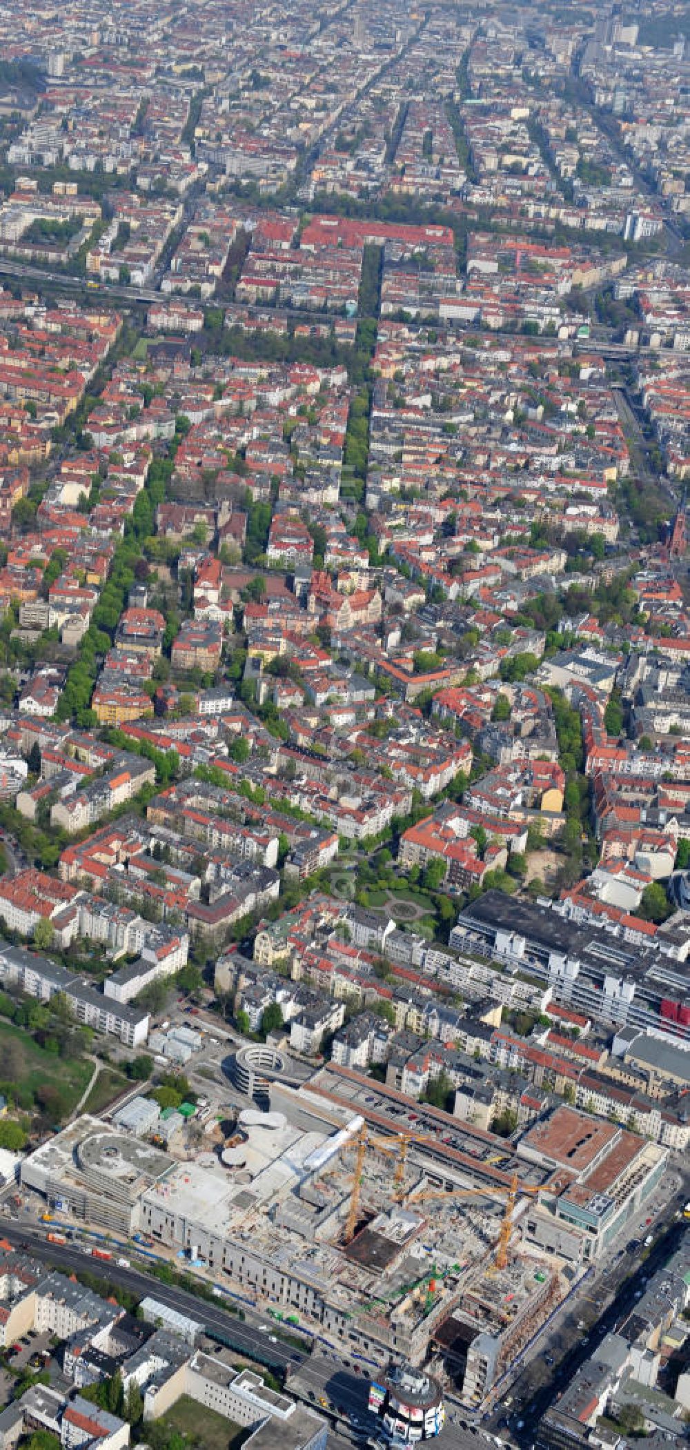 Berlin - Steglitz from the bird's eye view: Blick auf das Baufeld Einkaufszentrum Boulevard Berlin. Das Baufeld wird im Osten durch die Schlossstraße, im Süden durch die Schildhornstraße, im Westen durch die Lepsius- straße bzw. den Harry-Breslau-Park und im Norden durch die Markelstraße begrenzt. Das ehemalige Wertheimgebäude steht unter Denkmalschutz. Daher sind Teile der Baukonstruktion und der Fassade zu erhalten und in das geplante Ensemble zu integrieren. Ausführendes Bauunternehmen ist die BAM Deutschland.