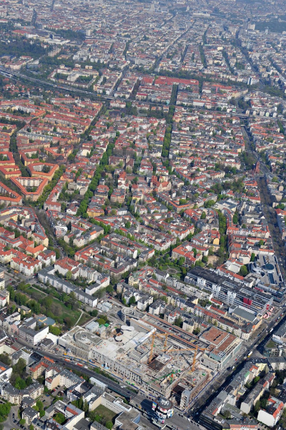 Aerial image Berlin - Steglitz - Blick auf das Baufeld Einkaufszentrum Boulevard Berlin. Das Baufeld wird im Osten durch die Schlossstraße, im Süden durch die Schildhornstraße, im Westen durch die Lepsius- straße bzw. den Harry-Breslau-Park und im Norden durch die Markelstraße begrenzt. Das ehemalige Wertheimgebäude steht unter Denkmalschutz. Daher sind Teile der Baukonstruktion und der Fassade zu erhalten und in das geplante Ensemble zu integrieren. Ausführendes Bauunternehmen ist die BAM Deutschland.