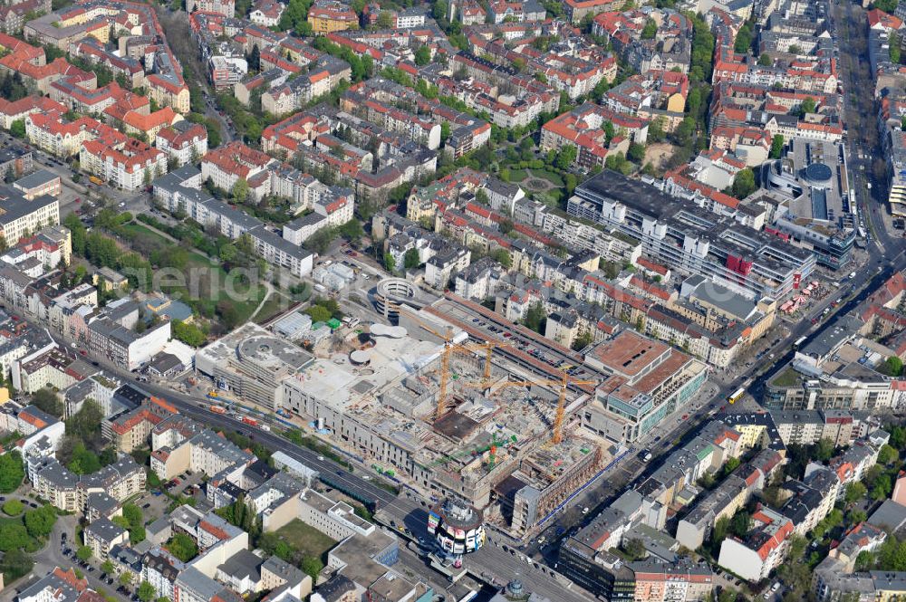 Aerial photograph Berlin - Steglitz - Blick auf das Baufeld Einkaufszentrum Boulevard Berlin. Das Baufeld wird im Osten durch die Schlossstraße, im Süden durch die Schildhornstraße, im Westen durch die Lepsius- straße bzw. den Harry-Breslau-Park und im Norden durch die Markelstraße begrenzt. Das ehemalige Wertheimgebäude steht unter Denkmalschutz. Daher sind Teile der Baukonstruktion und der Fassade zu erhalten und in das geplante Ensemble zu integrieren. Ausführendes Bauunternehmen ist die BAM Deutschland.