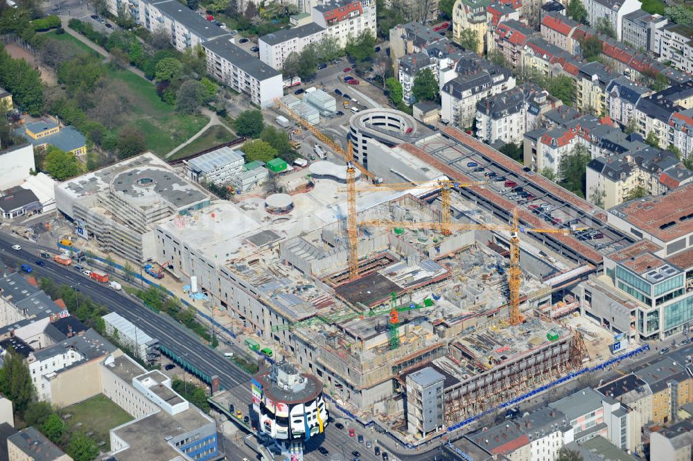 Berlin - Steglitz from above - Blick auf das Baufeld Einkaufszentrum Boulevard Berlin. Das Baufeld wird im Osten durch die Schlossstraße, im Süden durch die Schildhornstraße, im Westen durch die Lepsius- straße bzw. den Harry-Breslau-Park und im Norden durch die Markelstraße begrenzt. Das ehemalige Wertheimgebäude steht unter Denkmalschutz. Daher sind Teile der Baukonstruktion und der Fassade zu erhalten und in das geplante Ensemble zu integrieren. Ausführendes Bauunternehmen ist die BAM Deutschland.