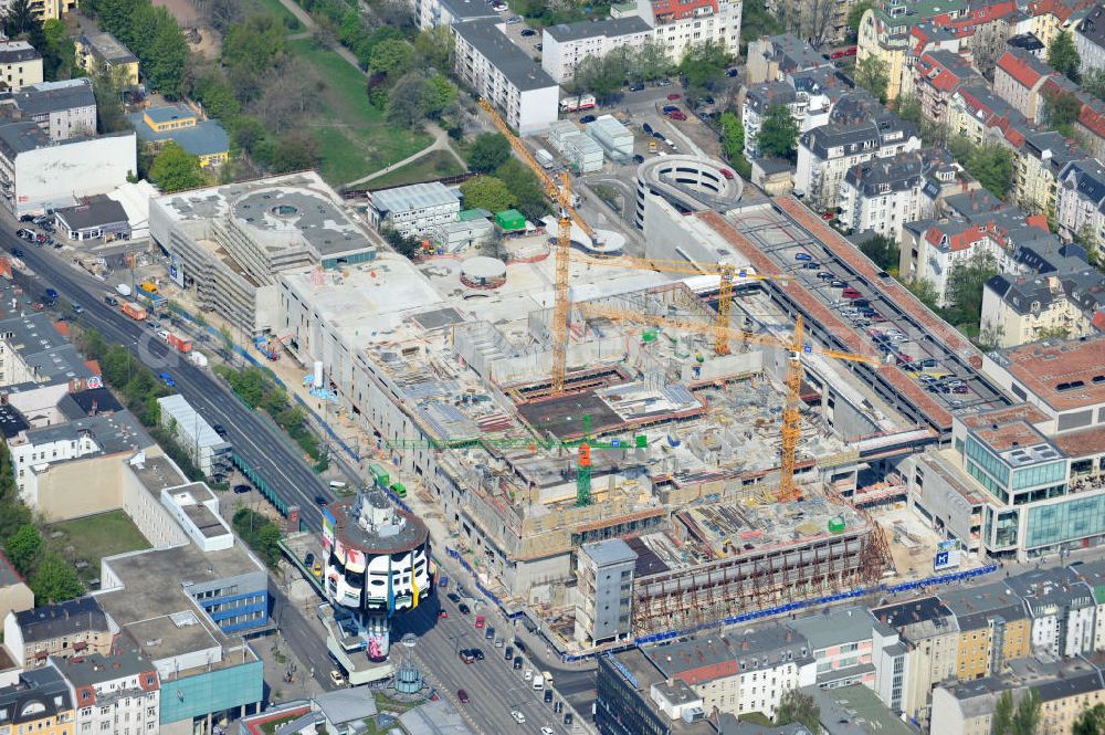 Aerial image Berlin - Steglitz - Blick auf das Baufeld Einkaufszentrum Boulevard Berlin. Das Baufeld wird im Osten durch die Schlossstraße, im Süden durch die Schildhornstraße, im Westen durch die Lepsius- straße bzw. den Harry-Breslau-Park und im Norden durch die Markelstraße begrenzt. Das ehemalige Wertheimgebäude steht unter Denkmalschutz. Daher sind Teile der Baukonstruktion und der Fassade zu erhalten und in das geplante Ensemble zu integrieren. Ausführendes Bauunternehmen ist die BAM Deutschland.