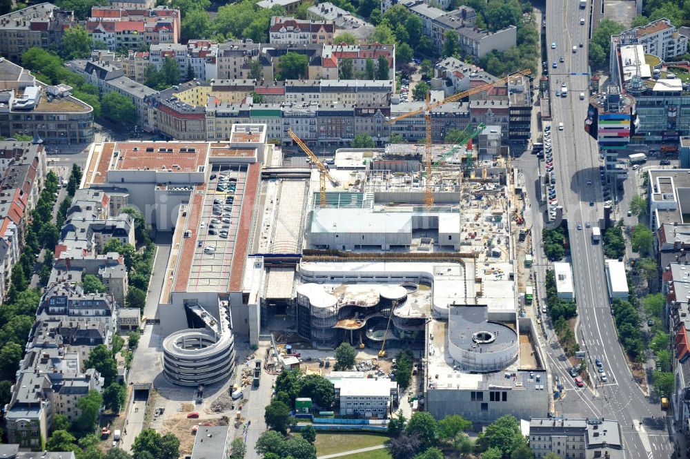 Berlin Steglitz from the bird's eye view: Blick auf das Baufeld Einkaufszentrum Boulevard Berlin. Das Baufeld wird im Osten durch die Schlossstraße, im Süden durch die Schildhornstraße, im Westen durch die Lepsius- straße bzw. den Harry-Breslau-Park und im Norden durch die Markelstraße begrenzt. Das ehemalige Wertheimgebäude steht unter Denkmalschutz. Daher sind Teile der Baukonstruktion und der Fassade zu erhalten und in das geplante Ensemble zu integrieren. Ausführendes Bauunternehmen ist die BAM Deutschland. Building area of the shopping center Boulevard Berlin.