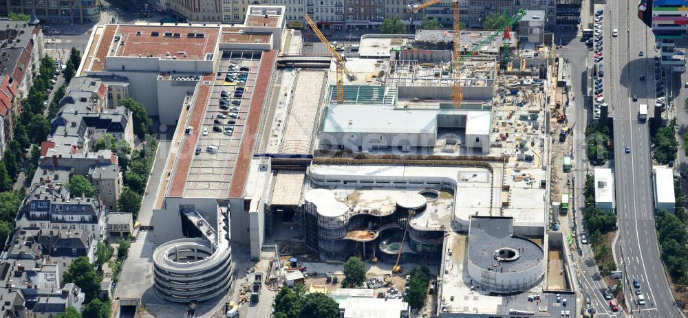 Aerial image Berlin Steglitz - Blick auf das Baufeld Einkaufszentrum Boulevard Berlin. Das Baufeld wird im Osten durch die Schlossstraße, im Süden durch die Schildhornstraße, im Westen durch die Lepsius- straße bzw. den Harry-Breslau-Park und im Norden durch die Markelstraße begrenzt. Das ehemalige Wertheimgebäude steht unter Denkmalschutz. Daher sind Teile der Baukonstruktion und der Fassade zu erhalten und in das geplante Ensemble zu integrieren. Ausführendes Bauunternehmen ist die BAM Deutschland. Building area of the shopping center Boulevard Berlin.