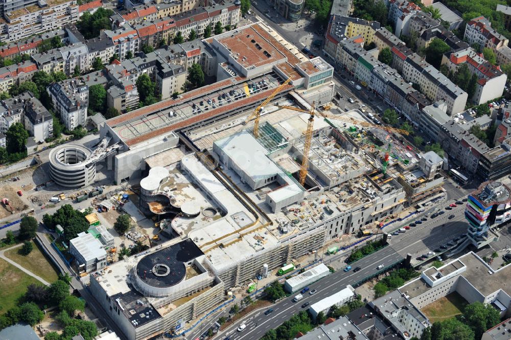 Aerial photograph Berlin Steglitz - Blick auf das Baufeld Einkaufszentrum Boulevard Berlin. Das Baufeld wird im Osten durch die Schlossstraße, im Süden durch die Schildhornstraße, im Westen durch die Lepsius- straße bzw. den Harry-Breslau-Park und im Norden durch die Markelstraße begrenzt. Das ehemalige Wertheimgebäude steht unter Denkmalschutz. Daher sind Teile der Baukonstruktion und der Fassade zu erhalten und in das geplante Ensemble zu integrieren. Ausführendes Bauunternehmen ist die BAM Deutschland. Building area of the shopping center Boulevard Berlin.