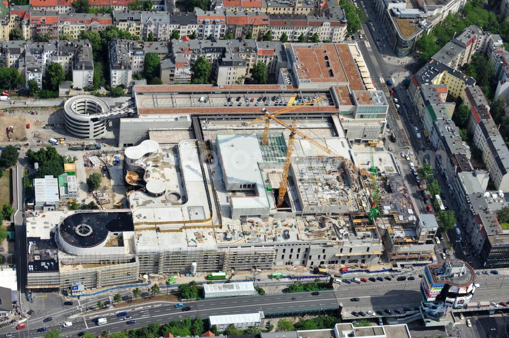 Berlin Steglitz from above - Blick auf das Baufeld Einkaufszentrum Boulevard Berlin. Das Baufeld wird im Osten durch die Schlossstraße, im Süden durch die Schildhornstraße, im Westen durch die Lepsius- straße bzw. den Harry-Breslau-Park und im Norden durch die Markelstraße begrenzt. Das ehemalige Wertheimgebäude steht unter Denkmalschutz. Daher sind Teile der Baukonstruktion und der Fassade zu erhalten und in das geplante Ensemble zu integrieren. Ausführendes Bauunternehmen ist die BAM Deutschland. Building area of the shopping center Boulevard Berlin.