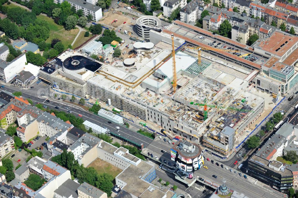 Aerial image Berlin Steglitz - Blick auf das Baufeld Einkaufszentrum Boulevard Berlin. Das Baufeld wird im Osten durch die Schlossstraße, im Süden durch die Schildhornstraße, im Westen durch die Lepsius- straße bzw. den Harry-Breslau-Park und im Norden durch die Markelstraße begrenzt. Das ehemalige Wertheimgebäude steht unter Denkmalschutz. Daher sind Teile der Baukonstruktion und der Fassade zu erhalten und in das geplante Ensemble zu integrieren. Ausführendes Bauunternehmen ist die BAM Deutschland. Building area of the shopping center Boulevard Berlin.