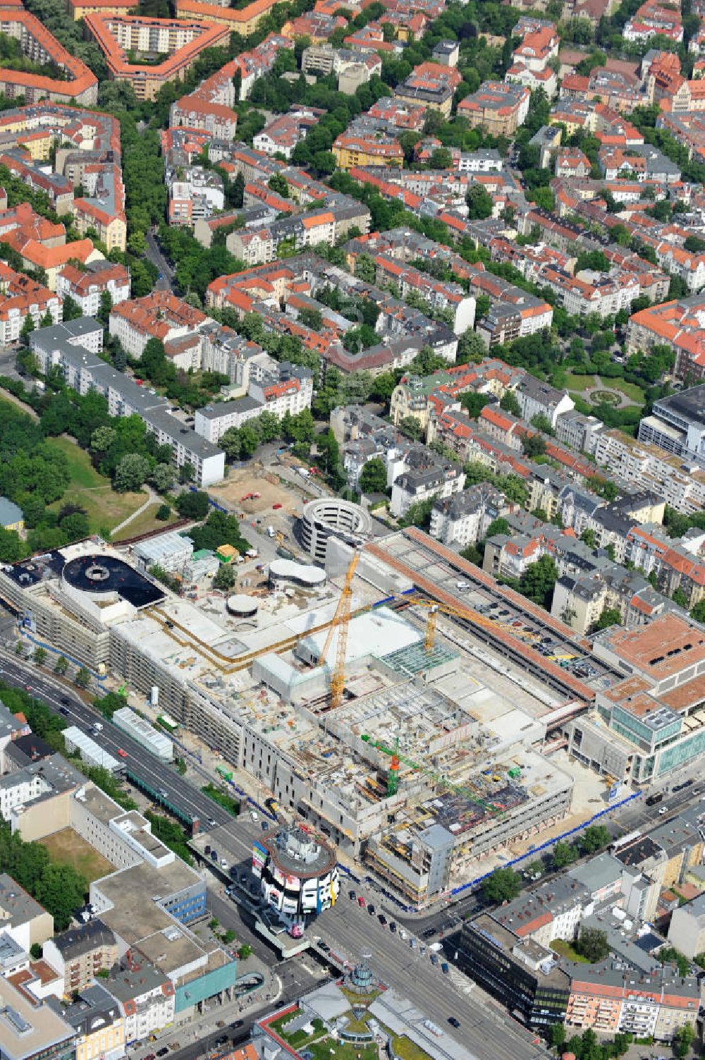 Aerial photograph Berlin Steglitz - Blick auf das Baufeld Einkaufszentrum Boulevard Berlin. Das Baufeld wird im Osten durch die Schlossstraße, im Süden durch die Schildhornstraße, im Westen durch die Lepsius- straße bzw. den Harry-Breslau-Park und im Norden durch die Markelstraße begrenzt. Das ehemalige Wertheimgebäude steht unter Denkmalschutz. Daher sind Teile der Baukonstruktion und der Fassade zu erhalten und in das geplante Ensemble zu integrieren. Ausführendes Bauunternehmen ist die BAM Deutschland. Building area of the shopping center Boulevard Berlin.