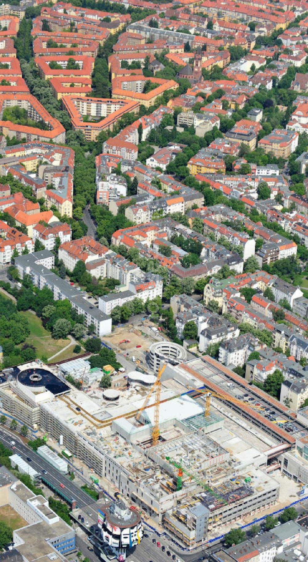 Berlin Steglitz from above - Blick auf das Baufeld Einkaufszentrum Boulevard Berlin. Das Baufeld wird im Osten durch die Schlossstraße, im Süden durch die Schildhornstraße, im Westen durch die Lepsius- straße bzw. den Harry-Breslau-Park und im Norden durch die Markelstraße begrenzt. Das ehemalige Wertheimgebäude steht unter Denkmalschutz. Daher sind Teile der Baukonstruktion und der Fassade zu erhalten und in das geplante Ensemble zu integrieren. Ausführendes Bauunternehmen ist die BAM Deutschland. Building area of the shopping center Boulevard Berlin.