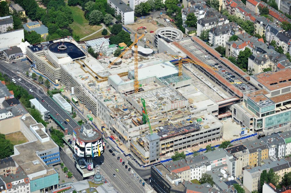 Berlin Steglitz from the bird's eye view: Blick auf das Baufeld Einkaufszentrum Boulevard Berlin. Das Baufeld wird im Osten durch die Schlossstraße, im Süden durch die Schildhornstraße, im Westen durch die Lepsius- straße bzw. den Harry-Breslau-Park und im Norden durch die Markelstraße begrenzt. Das ehemalige Wertheimgebäude steht unter Denkmalschutz. Daher sind Teile der Baukonstruktion und der Fassade zu erhalten und in das geplante Ensemble zu integrieren. Ausführendes Bauunternehmen ist die BAM Deutschland. Building area of the shopping center Boulevard Berlin.