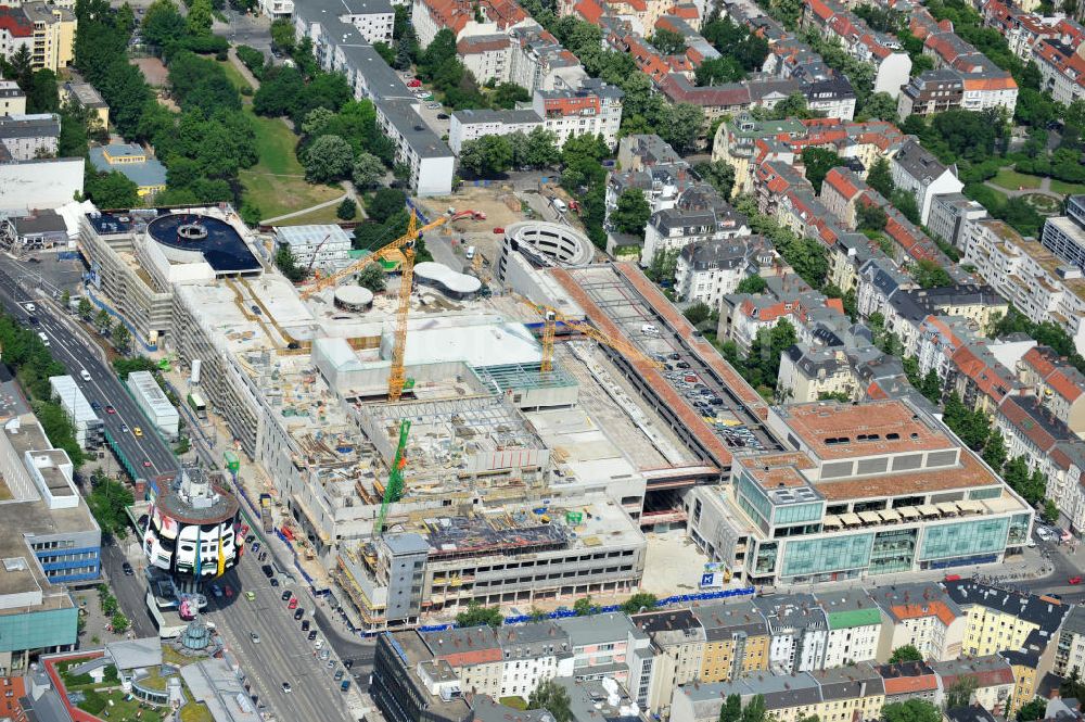 Aerial image Berlin Steglitz - Blick auf das Baufeld Einkaufszentrum Boulevard Berlin. Das Baufeld wird im Osten durch die Schlossstraße, im Süden durch die Schildhornstraße, im Westen durch die Lepsius- straße bzw. den Harry-Breslau-Park und im Norden durch die Markelstraße begrenzt. Das ehemalige Wertheimgebäude steht unter Denkmalschutz. Daher sind Teile der Baukonstruktion und der Fassade zu erhalten und in das geplante Ensemble zu integrieren. Ausführendes Bauunternehmen ist die BAM Deutschland. Building area of the shopping center Boulevard Berlin.