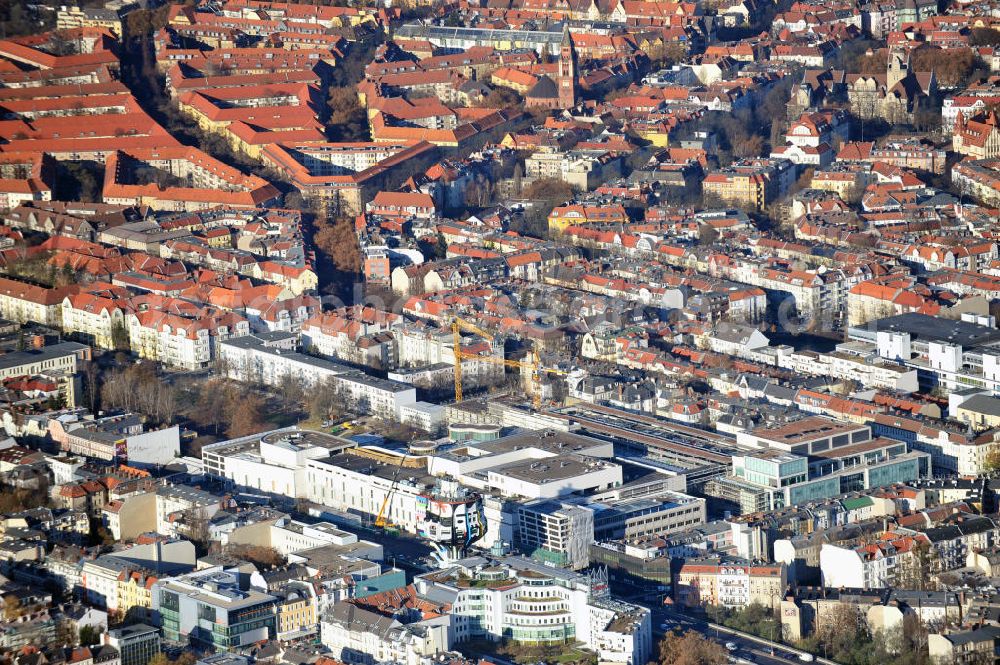 Aerial image Berlin Steglitz - Blick auf das Baufeld Einkaufszentrum Boulevard Berlin - Steglitz. Das Baufeld wird im Osten durch die Schlossstraße, im Süden durch die Schildhornstraße, im Westen durch die Lepsius- straße bzw. den Harry-Breslau-Park und im Norden durch die Markelstraße begrenzt. Das ehemalige Wertheimgebäude steht unter Denkmalschutz. Daher sind Teile der Baukonstruktion und der Fassade zu erhalten und in das geplante Ensemble zu integrieren. Ausführendes Bauunternehmen ist die BAM Deutschland. Building area of the shopping center Boulevard Berlin.