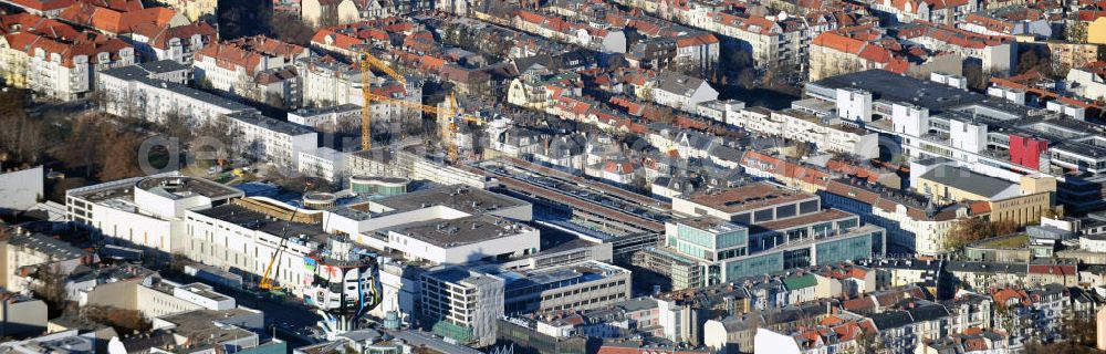 Aerial photograph Berlin Steglitz - Blick auf das Baufeld Einkaufszentrum Boulevard Berlin - Steglitz. Das Baufeld wird im Osten durch die Schlossstraße, im Süden durch die Schildhornstraße, im Westen durch die Lepsius- straße bzw. den Harry-Breslau-Park und im Norden durch die Markelstraße begrenzt. Das ehemalige Wertheimgebäude steht unter Denkmalschutz. Daher sind Teile der Baukonstruktion und der Fassade zu erhalten und in das geplante Ensemble zu integrieren. Ausführendes Bauunternehmen ist die BAM Deutschland. Building area of the shopping center Boulevard Berlin.