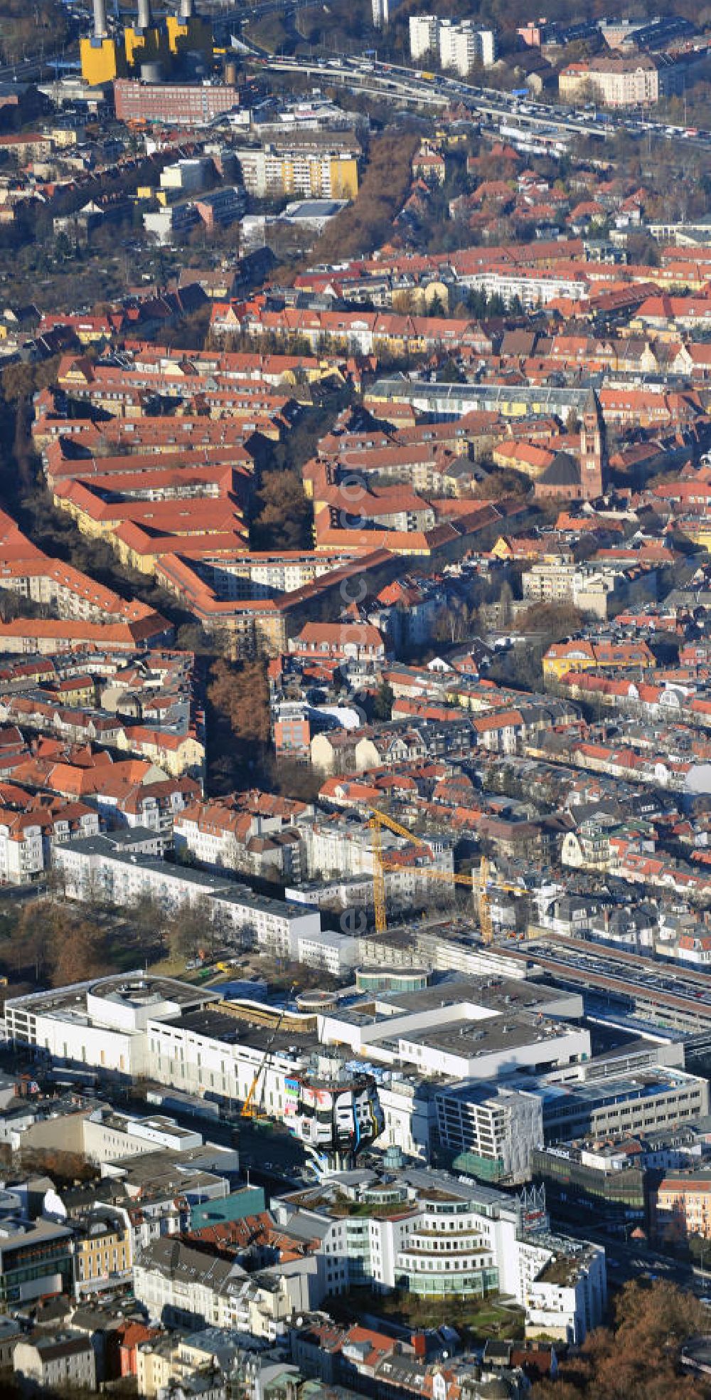 Berlin Steglitz from above - Blick auf das Baufeld Einkaufszentrum Boulevard Berlin - Steglitz. Das Baufeld wird im Osten durch die Schlossstraße, im Süden durch die Schildhornstraße, im Westen durch die Lepsius- straße bzw. den Harry-Breslau-Park und im Norden durch die Markelstraße begrenzt. Das ehemalige Wertheimgebäude steht unter Denkmalschutz. Daher sind Teile der Baukonstruktion und der Fassade zu erhalten und in das geplante Ensemble zu integrieren. Ausführendes Bauunternehmen ist die BAM Deutschland. Building area of the shopping center Boulevard Berlin.