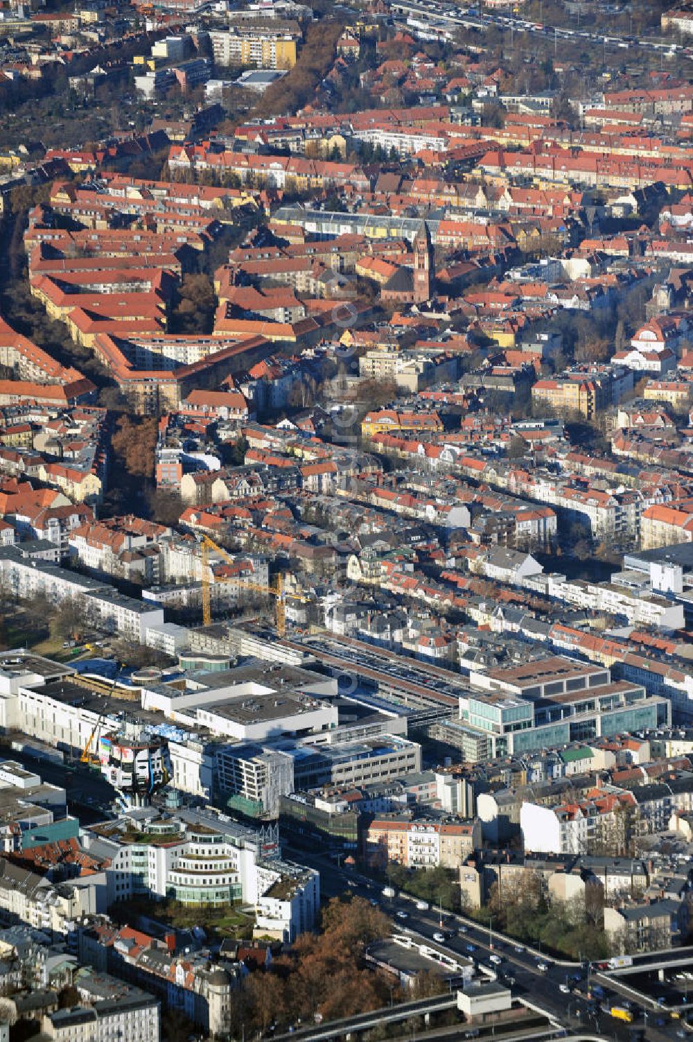 Berlin Steglitz from the bird's eye view: Blick auf das Baufeld Einkaufszentrum Boulevard Berlin - Steglitz. Das Baufeld wird im Osten durch die Schlossstraße, im Süden durch die Schildhornstraße, im Westen durch die Lepsius- straße bzw. den Harry-Breslau-Park und im Norden durch die Markelstraße begrenzt. Das ehemalige Wertheimgebäude steht unter Denkmalschutz. Daher sind Teile der Baukonstruktion und der Fassade zu erhalten und in das geplante Ensemble zu integrieren. Ausführendes Bauunternehmen ist die BAM Deutschland. Building area of the shopping center Boulevard Berlin.